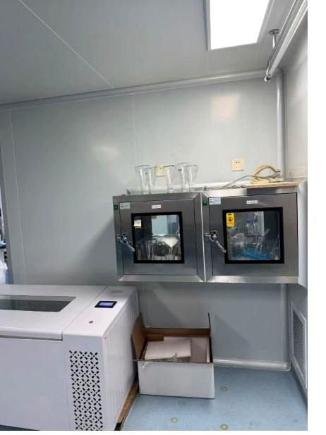 Freeze dryer and pass box in cleanroom